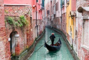 Βενετία: Πλέοντας στα Κανάλια της Ιστορίας και της Ρομαντικής Ομορφιάς