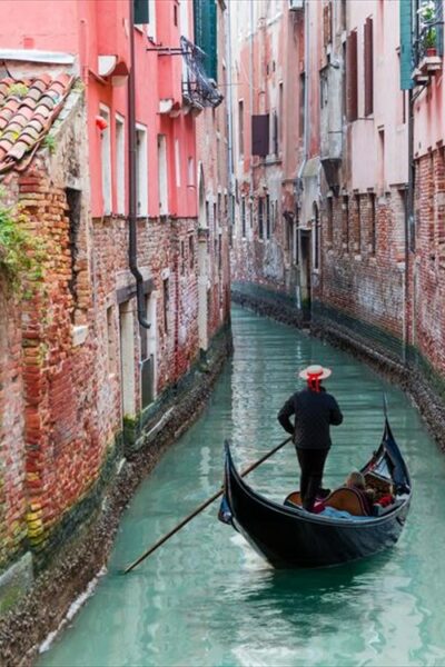 Βενετία: Πλέοντας στα Κανάλια της Ιστορίας και της Ρομαντικής Ομορφιάς